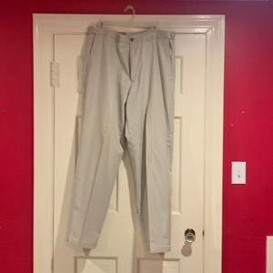 Men’s classic 100% cotton trousers.